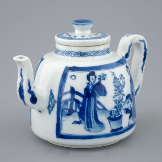 Een kleine Chinese blauw-witte theepot en deksel met lange Lijzen, Kangxi